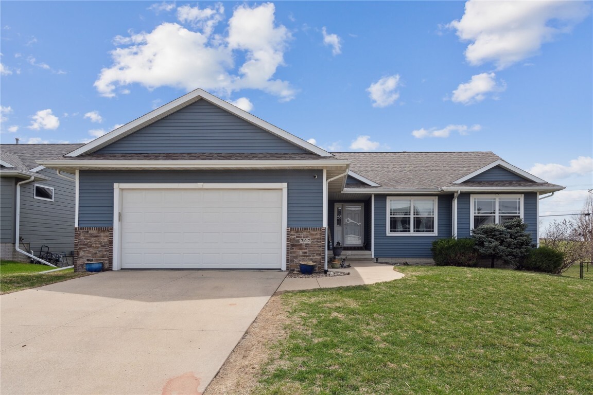 Property Photo:  207 Cherry Park Drive NW  IA 52405 