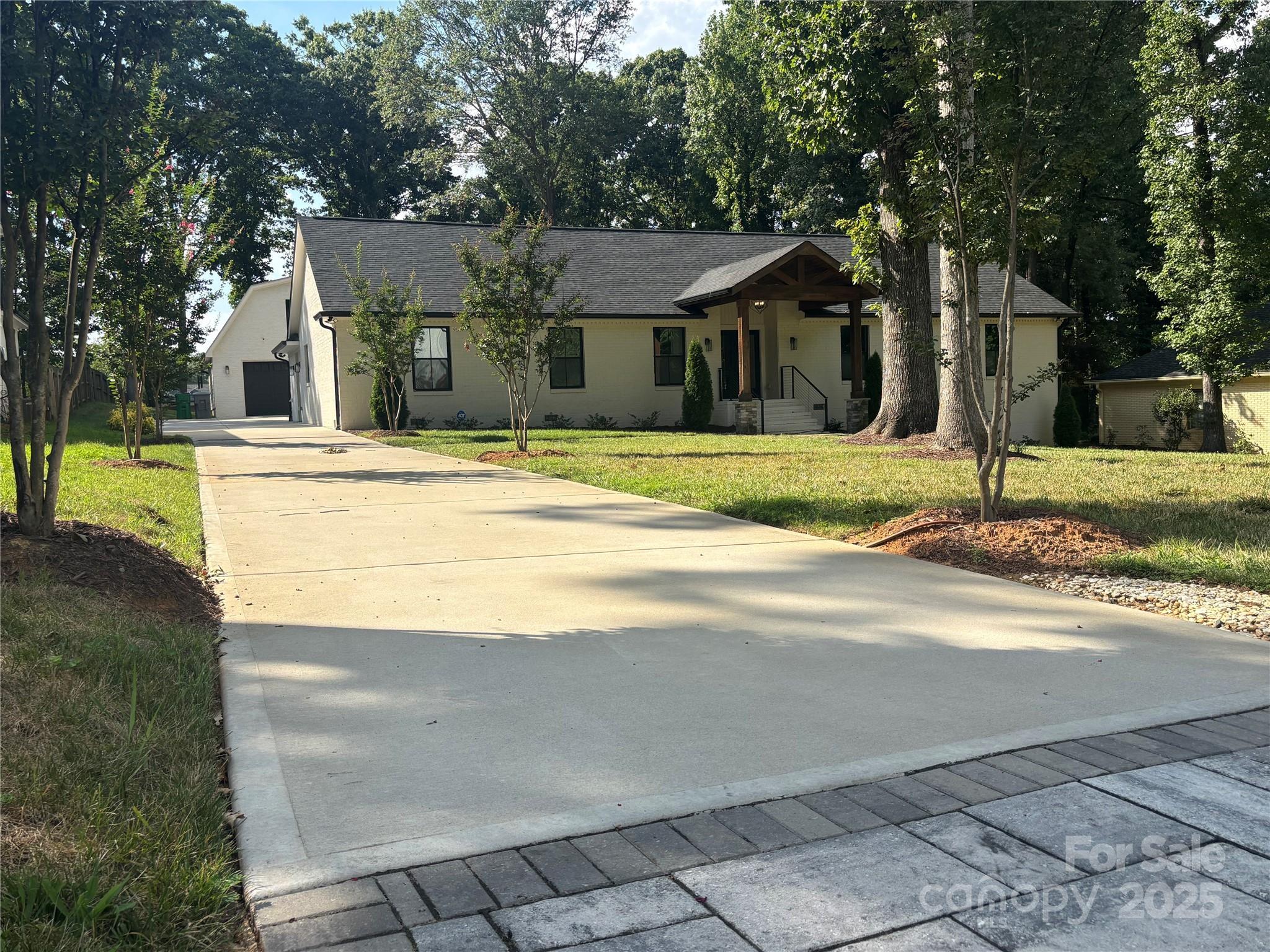 Property Photo: 1118 Crestbrook Drive NC 28211