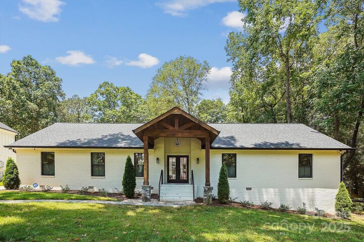 Property Photo:  1118 Crestbrook Drive  NC 28211 