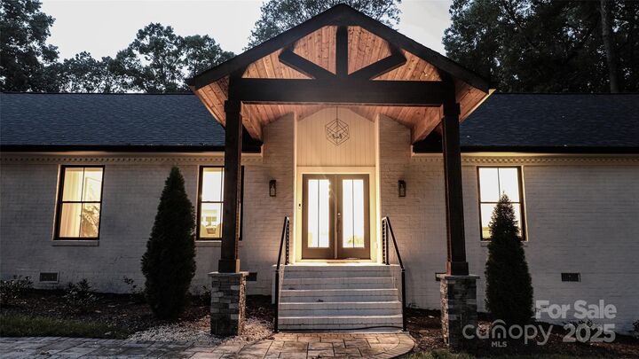 Property Photo:  1118 Crestbrook Drive  NC 28211 