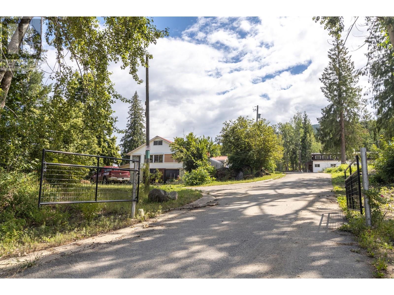 4900 45 Street Southwest  Salmon Arm BC V1E 3C1 photo