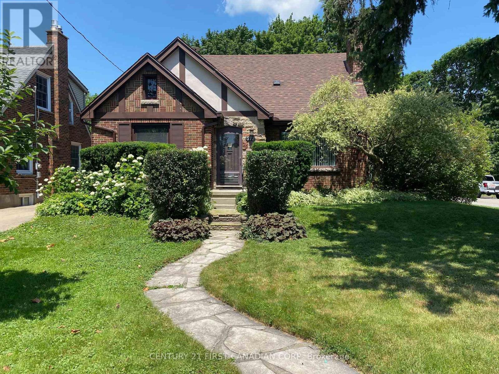 Photo de la propriété:  572-Main Cheapside Street  ON N5Y 3X6 