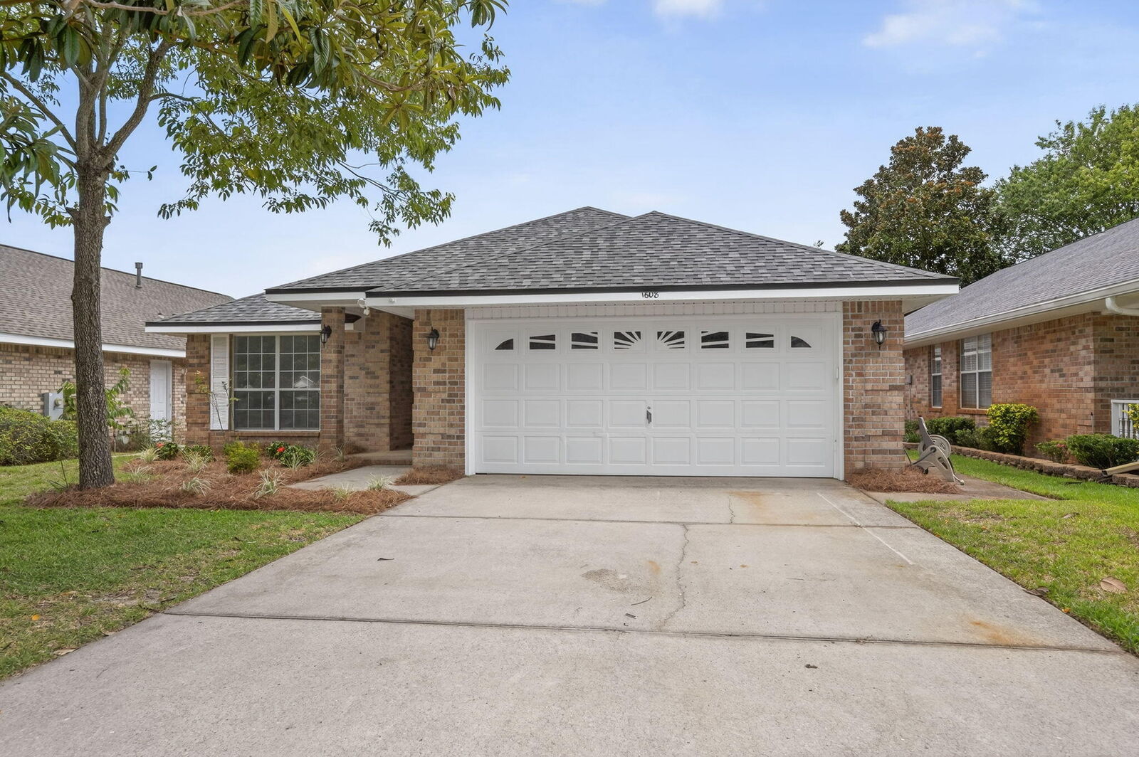 Property Photo: 1608 Sutton Place FL 32547