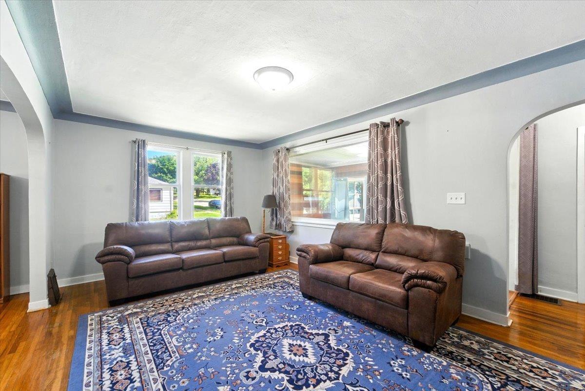Property Photo: 300 SE 6th Avenue IA 50662