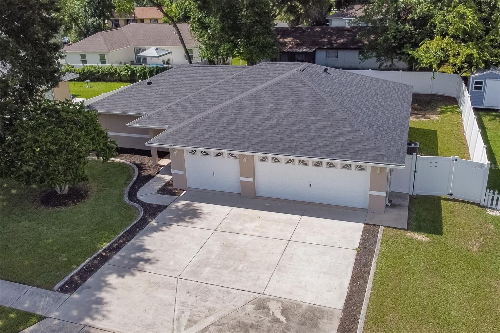 Property Photo:  810 Ridge Avenue  FL 34785