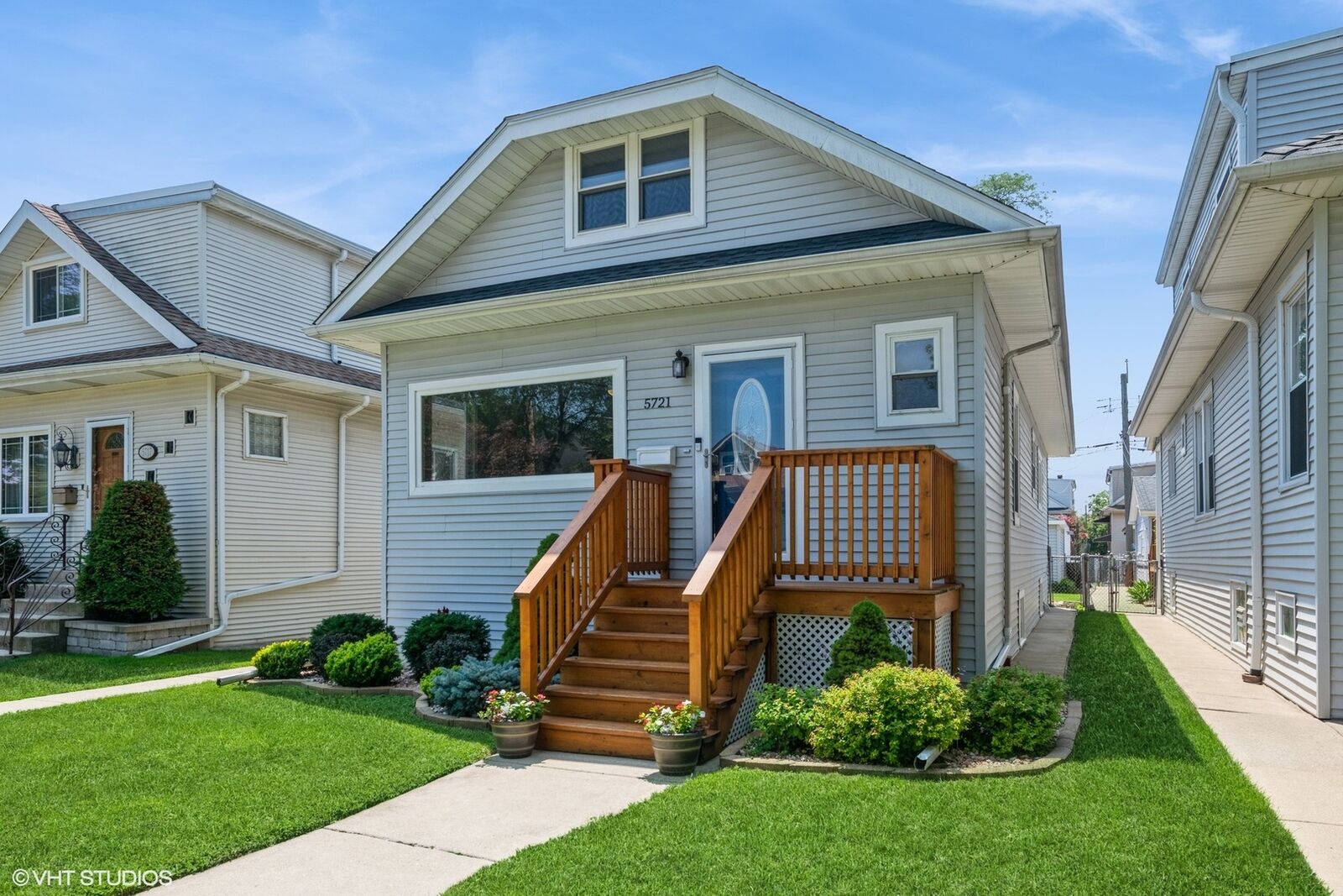 Property Photo:  5721 W Leland Avenue  IL 60630 