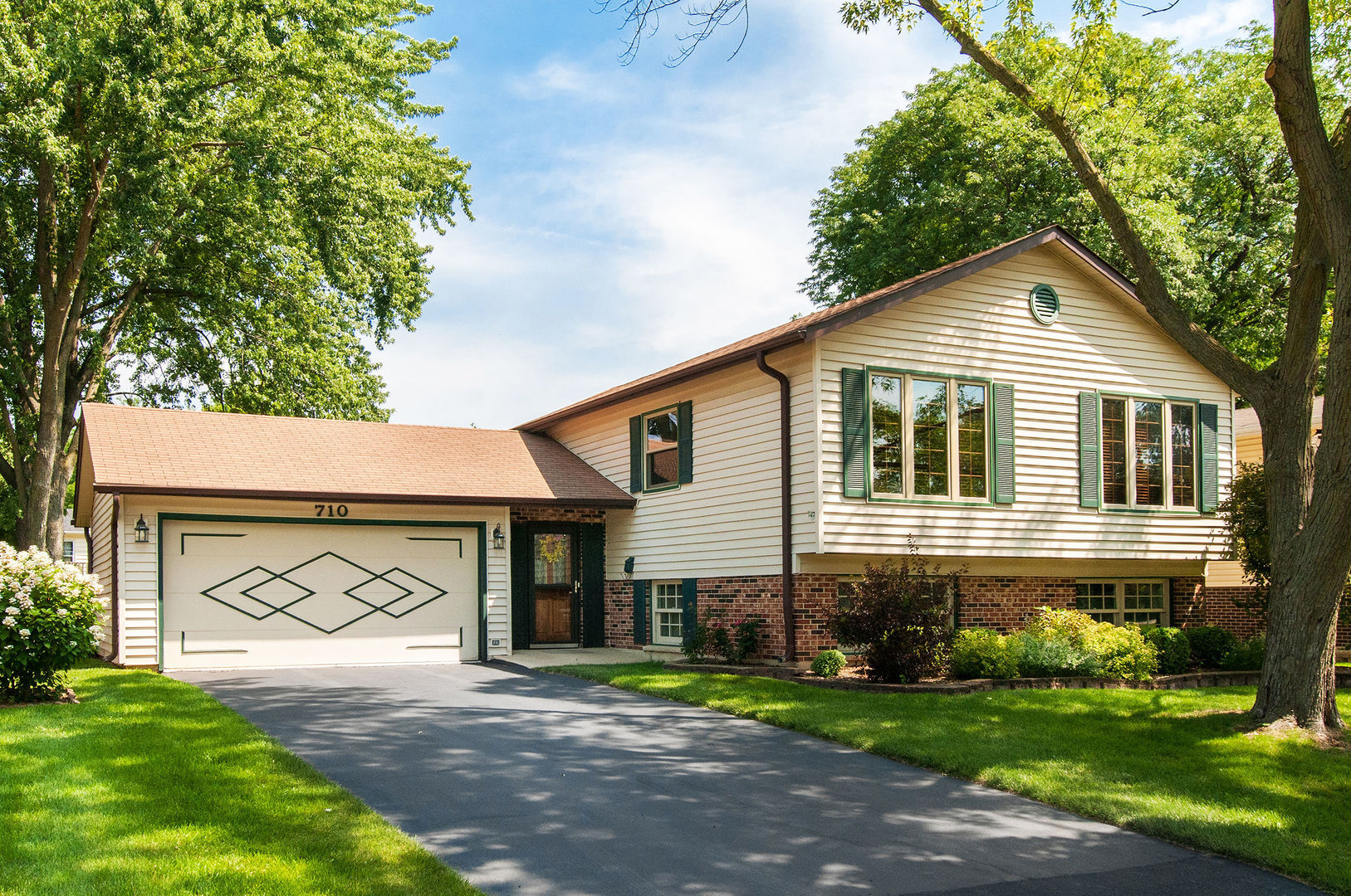 Property Photo:  710 W Burning Tree Lane  IL 60004 