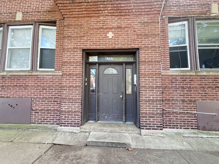 Property Photo: 2707 E 78th Street 2E IL 60649