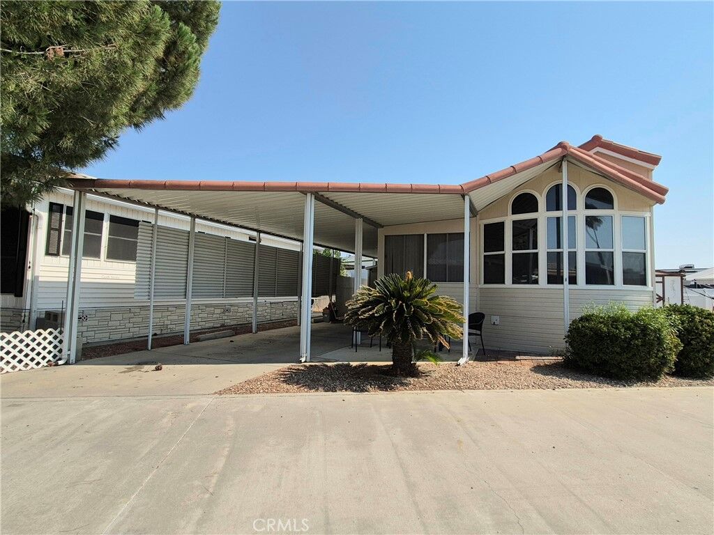 Property Photo:  1295 S Cawston Avenue 90  CA 92545 