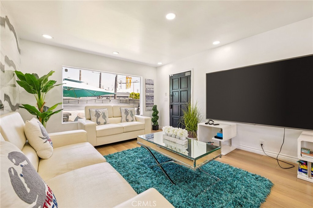 Property Photo:  835 Sunset Avenue  CA 90291 