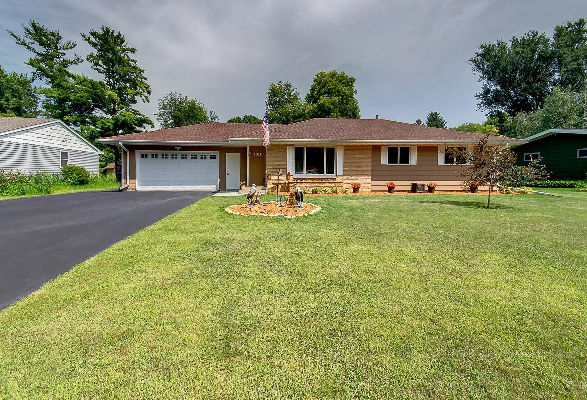 Property Photo: 1011 Maple Street S MN 55057