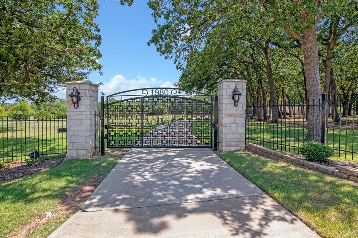 Property Photo: 1980 Gertie Barrett Road TX 76063