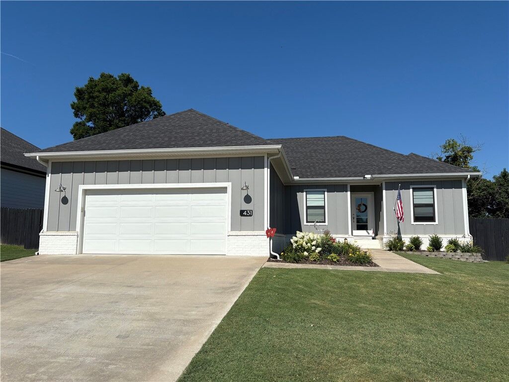 Property Photo:  431 N Tacoma Street  AR 72730 