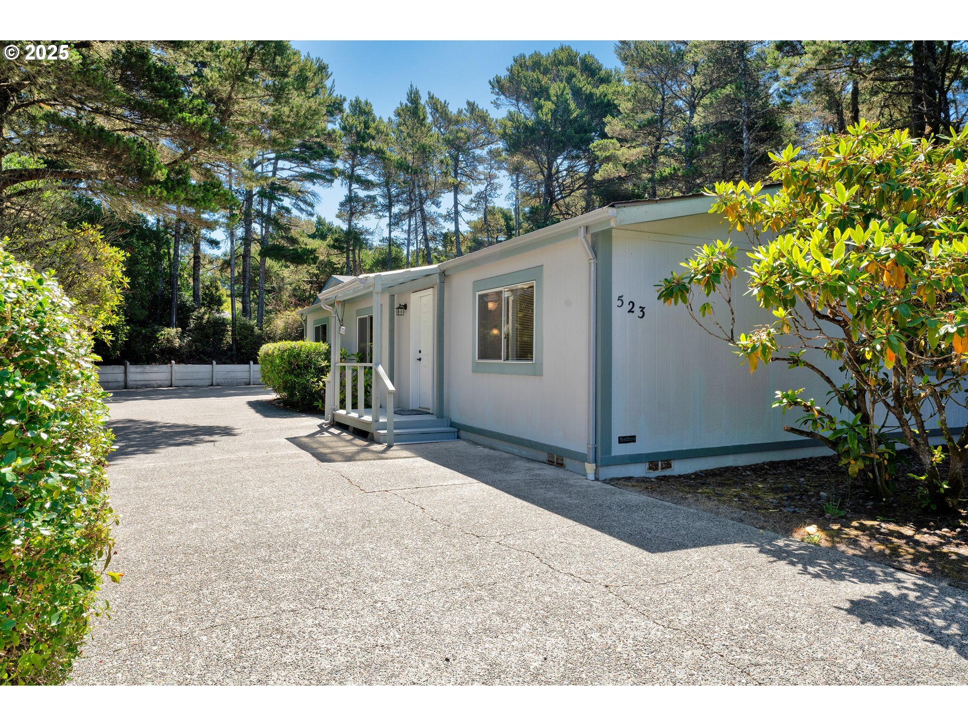 Property Photo:  1601 Rhododendron Dr 523  OR 97439 