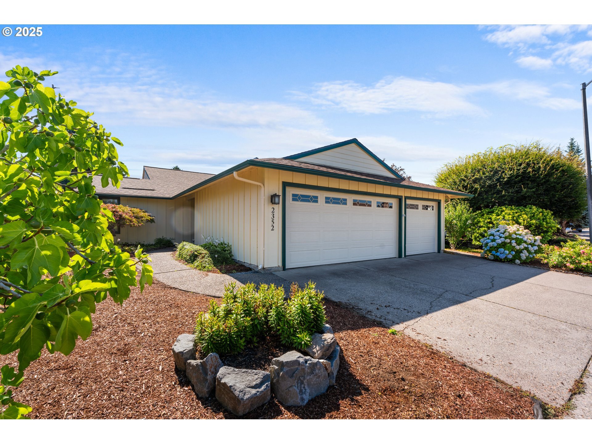 Property Photo: 2352 NE 151st Ave OR 97230