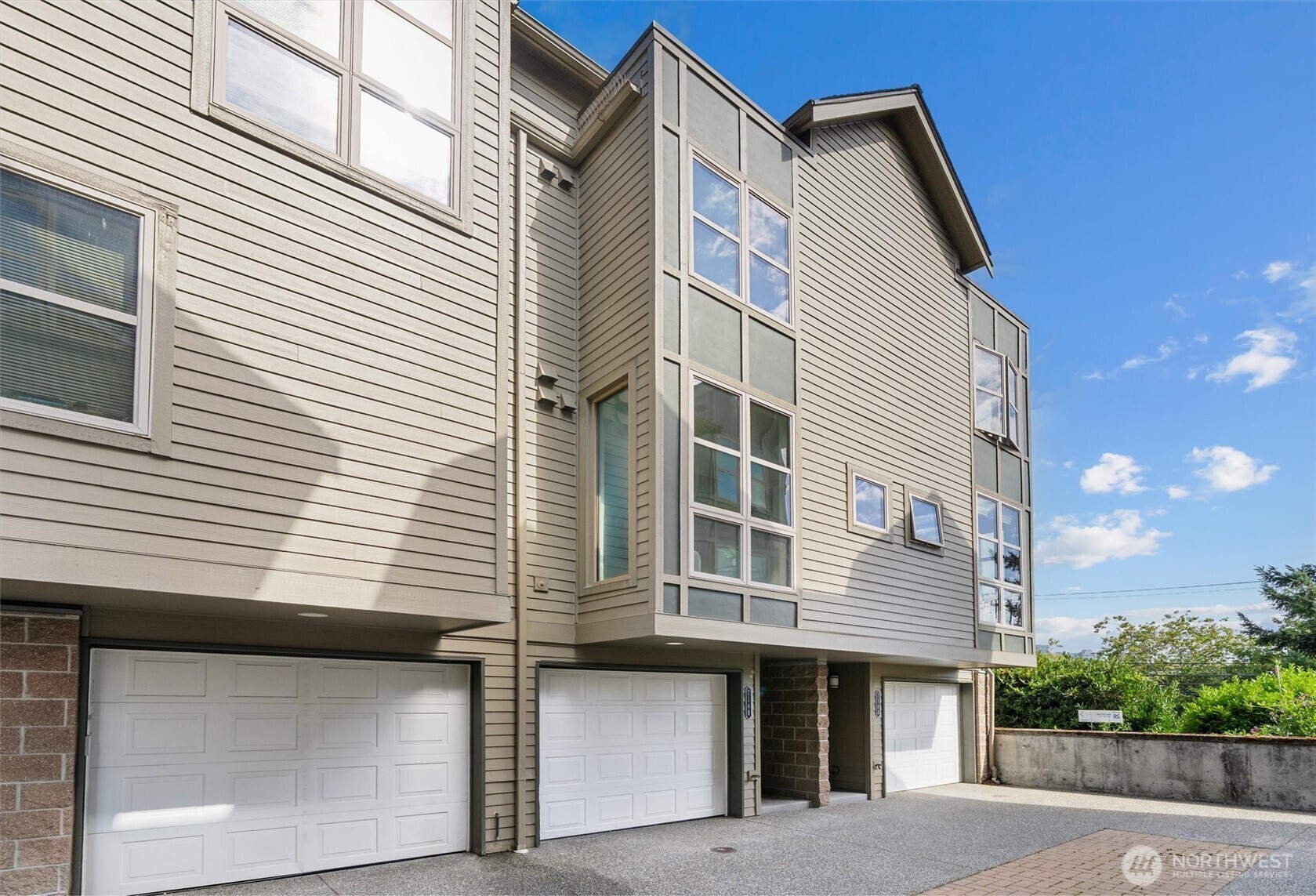 Property Photo: 718 Nob Hill Avenue N B WA 98109