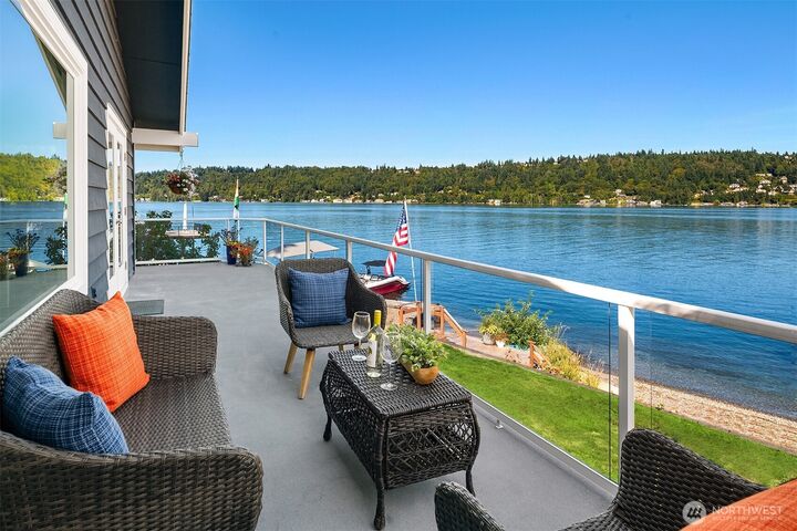 Property Photo:  1814 W Lake Sammamish Parkway NE  WA 98008 