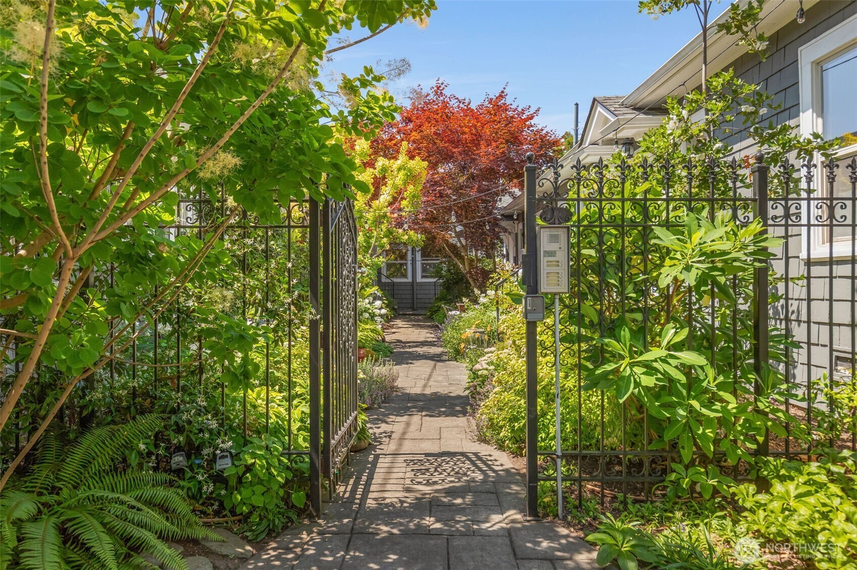 Property Photo: 421 10th Avenue E F WA 98102