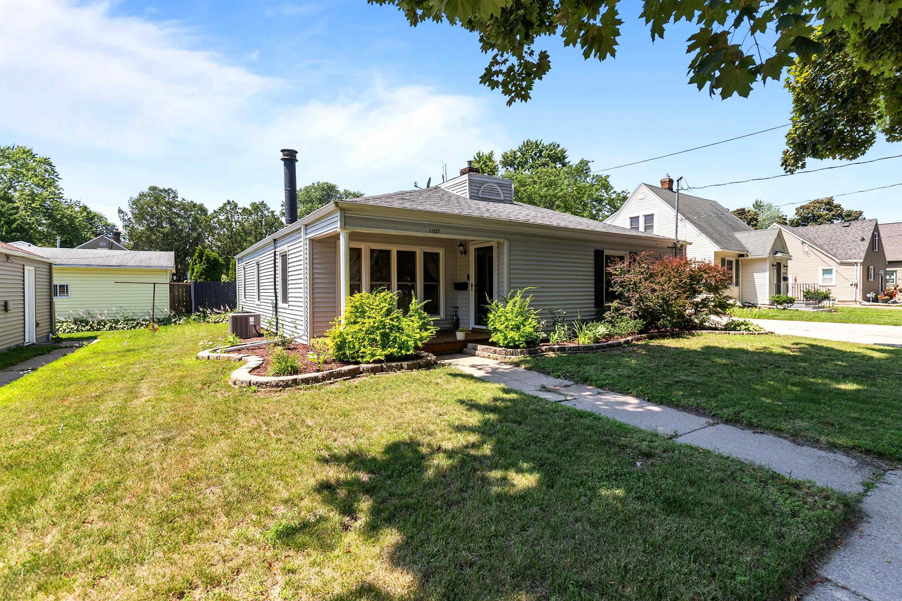 Property Photo:  1107 N Gillett Street  WI 54914 