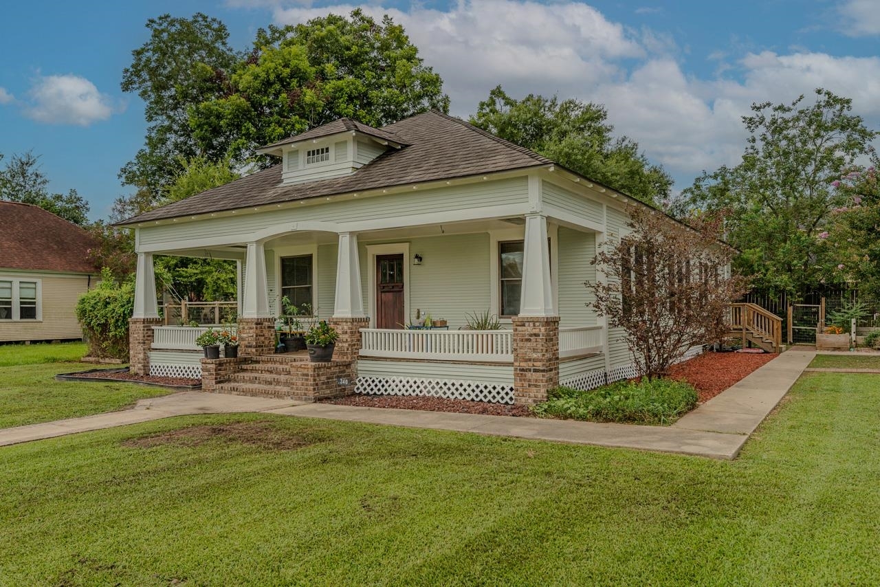 Property Photo:  240 S Merchant St.  TX 77659 