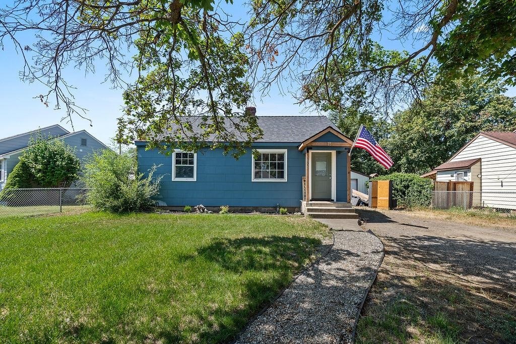 Property Photo: 9807 N Whittier St WA 99218