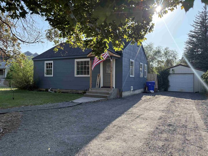 Property Photo: 9807 N Whittier St WA 99218