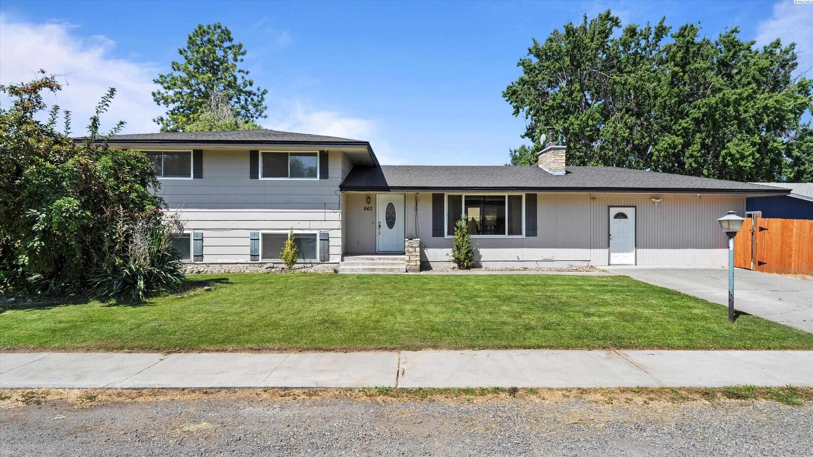 Property Photo: 663 N Sheppard St WA 99336