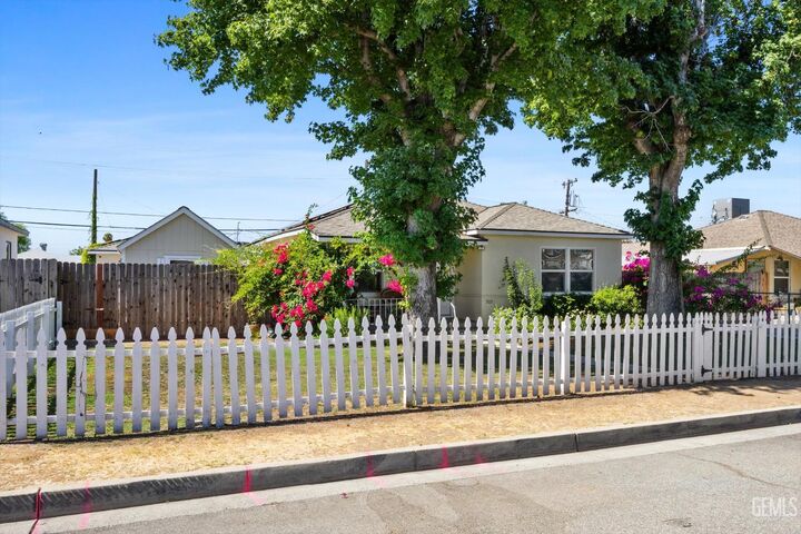 Property Photo: 505 Linda Vista Drive CA 93308