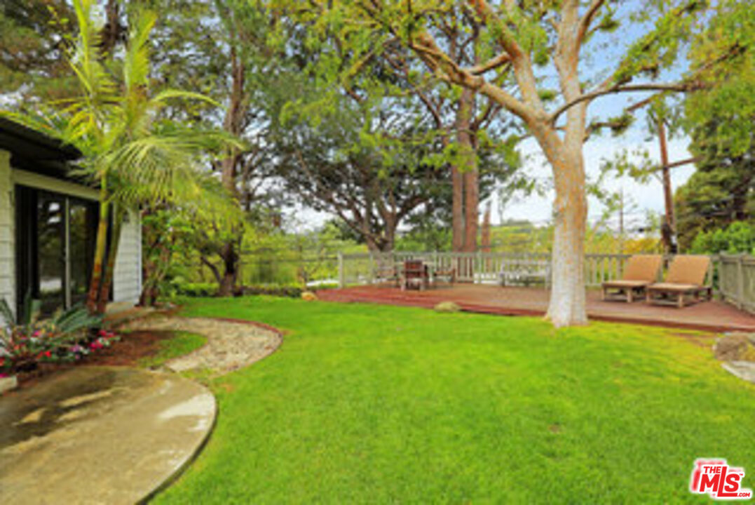 Property Photo: 8049 Briar Summit Dr CA 90046
