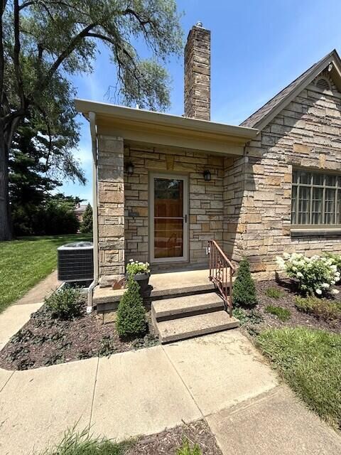 Property Photo: 1119 Abbey Place OH 43701