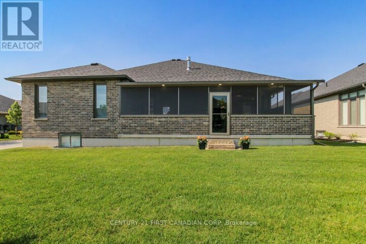 Property Photo:  2441 Moe Norman Way  ON N6K 5R5 