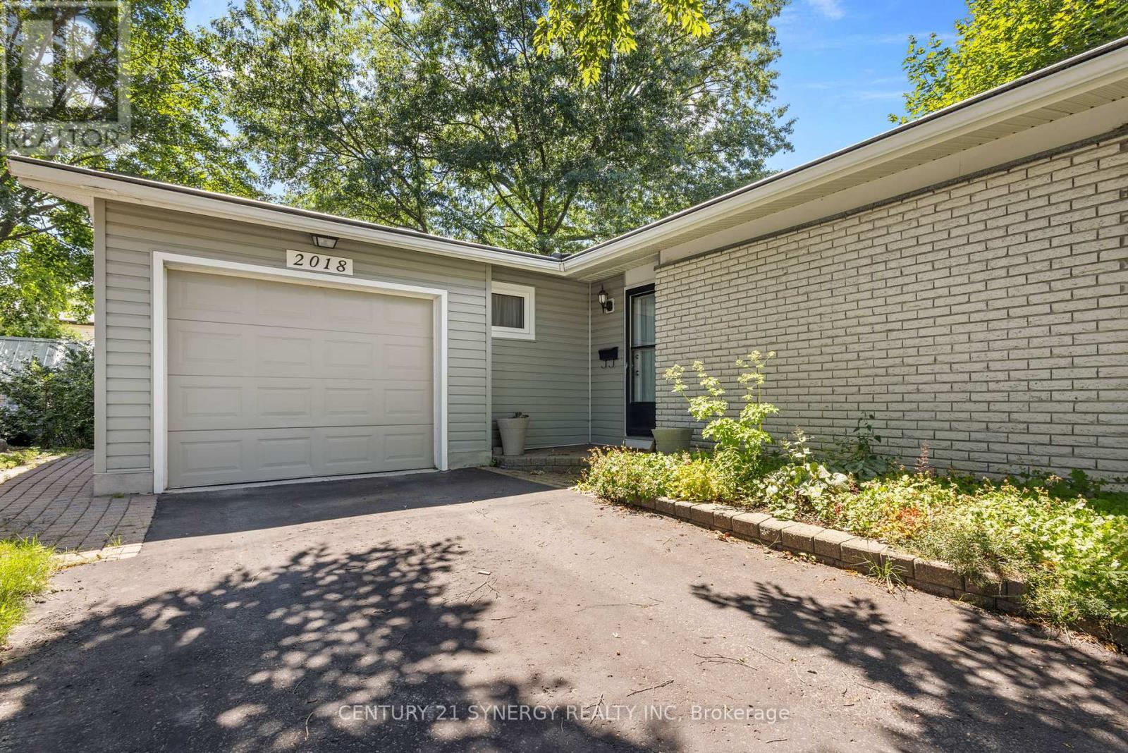 Property Photo:  2018 Deerhurst Court  ON K1J 8H1 