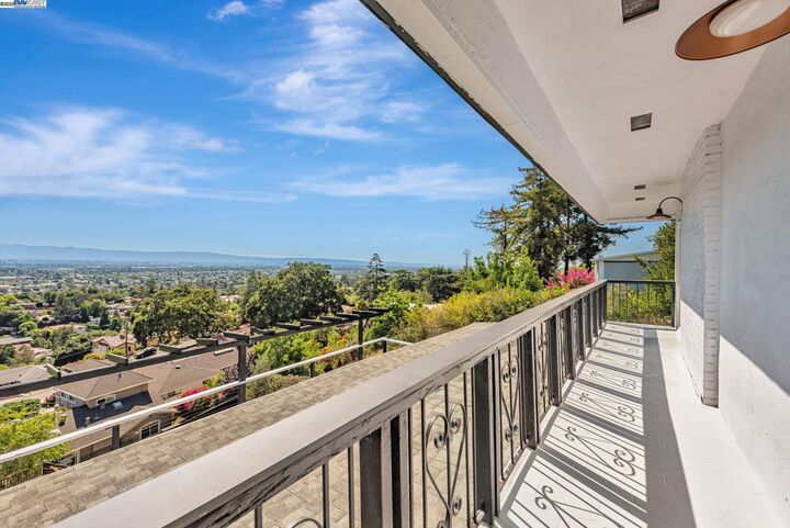 Property Photo: 10745 Ridgeview Way CA 95127