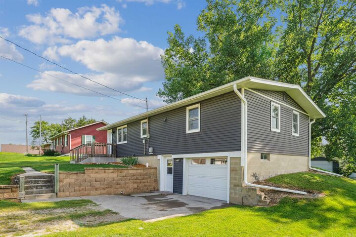 Property Photo: 604 Hill St IA 52141