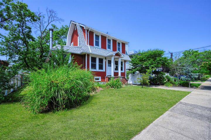 Property Photo:  142 Gordon Place  NY 11520 