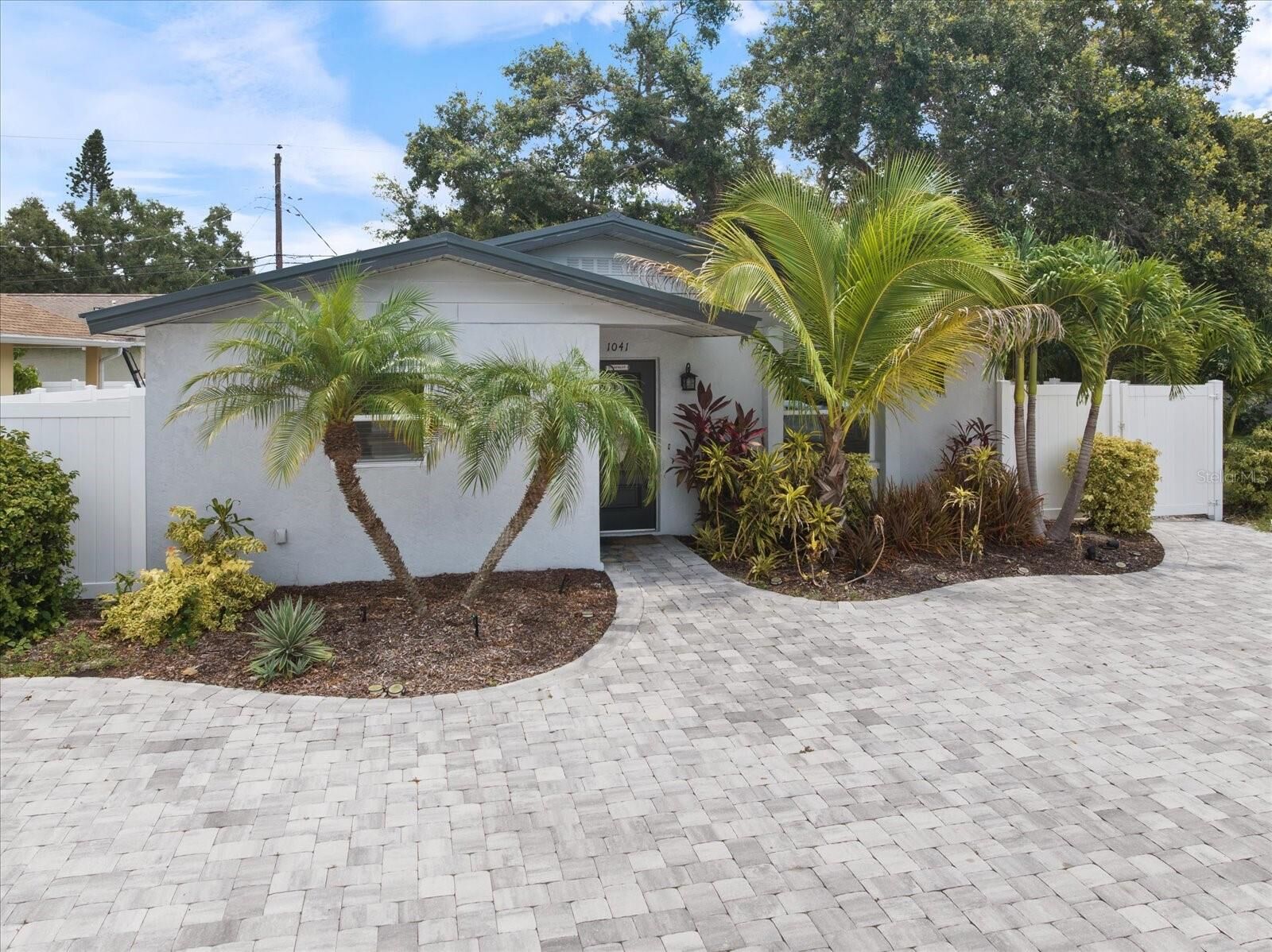 Property Photo:  1041 S Tuttle Avenue  FL 34237 