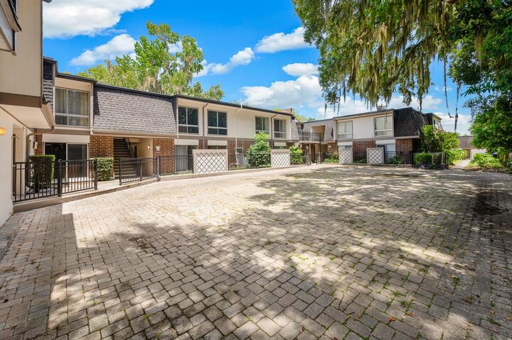 Property Photo:  1700 SW 16th Court L26  FL 32608 