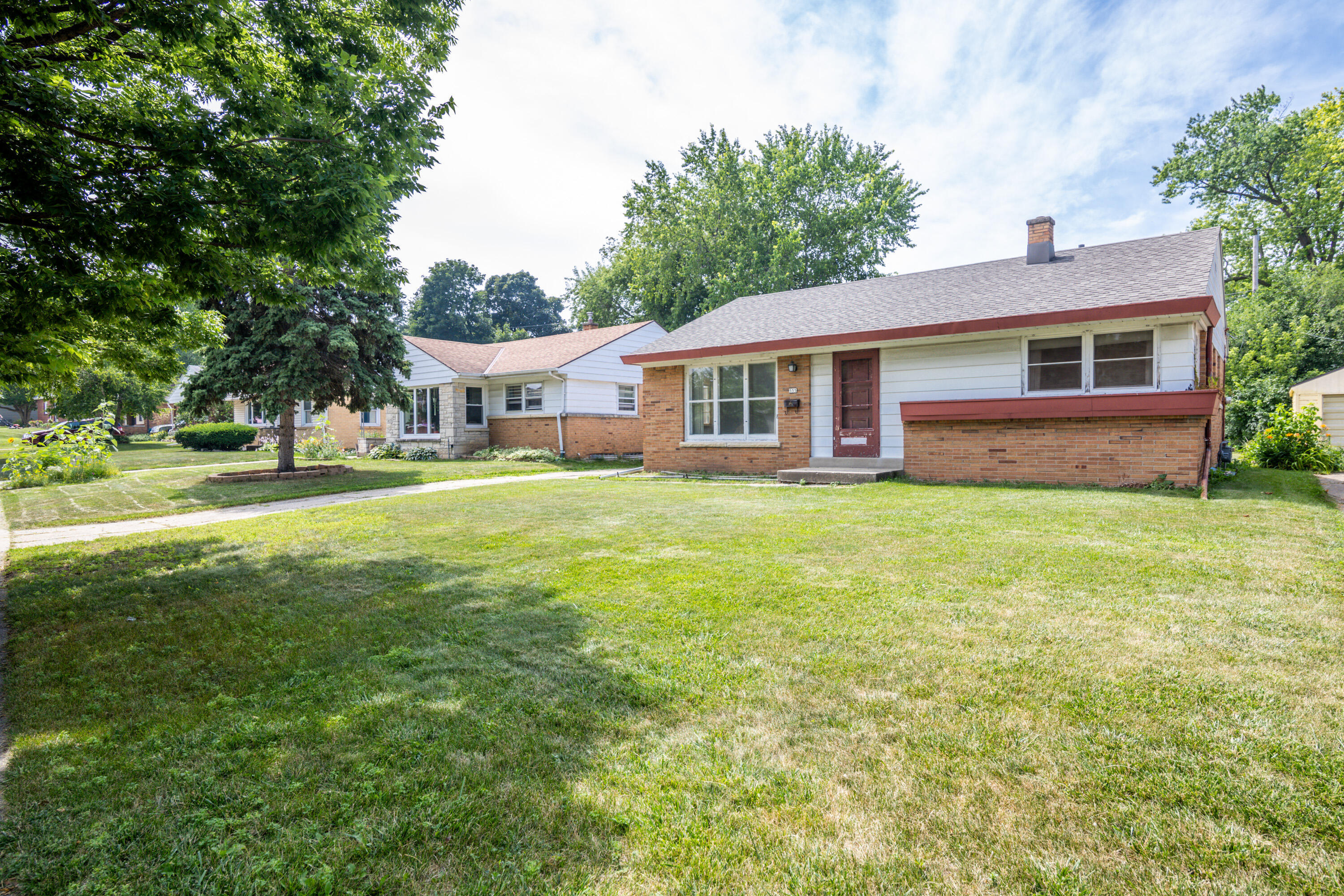 Property Photo: 555 Robertson St WI 53213