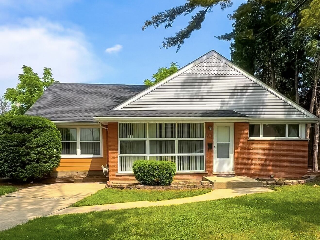 Property Photo: 917 Bristol Avenue IL 60154