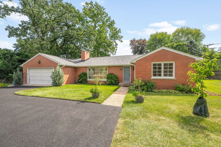 985 W Deerpath Road  Lake Forest IL 60045 photo