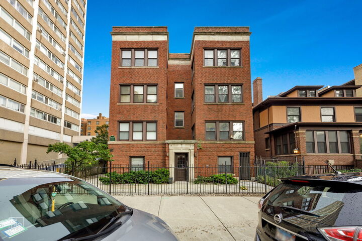 853 W Carmen Avenue 2D  Chicago IL 60640 photo