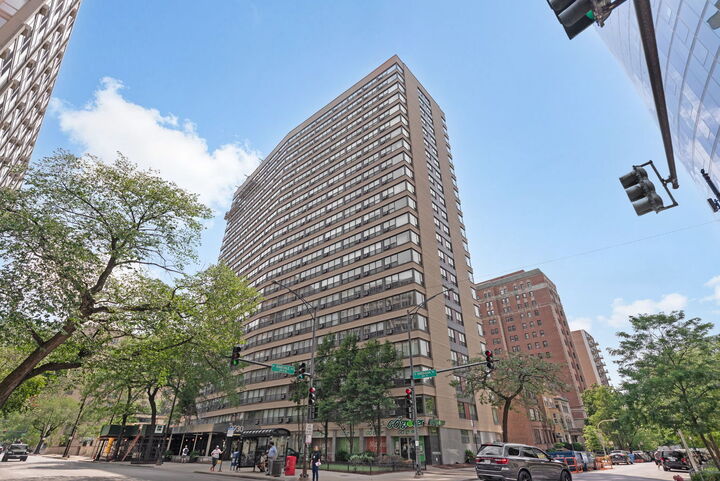 Property Photo: 2930 N Sheridan Road 210 IL 60657