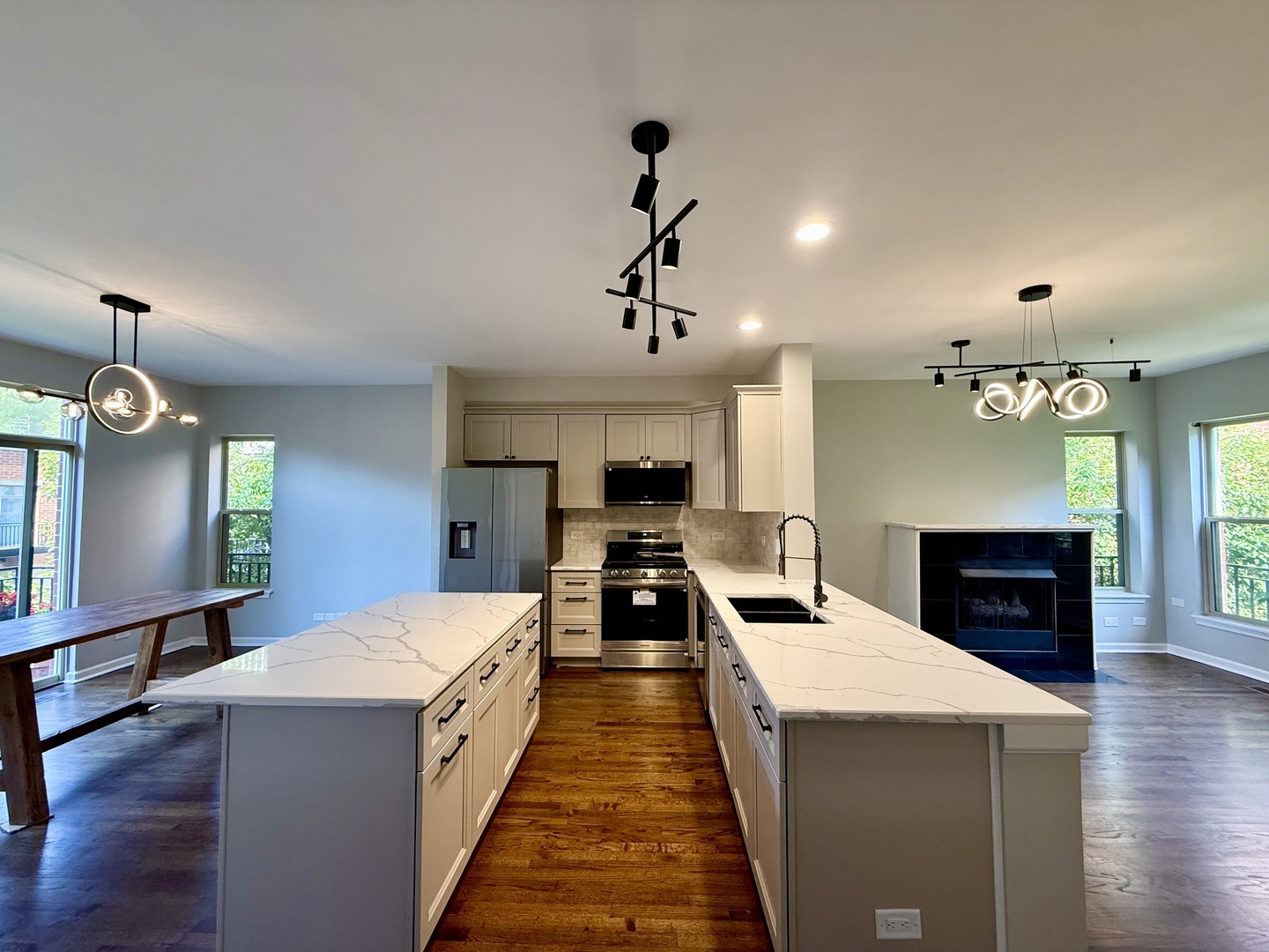 Property Photo: 1333 N Burling Street B IL 60610