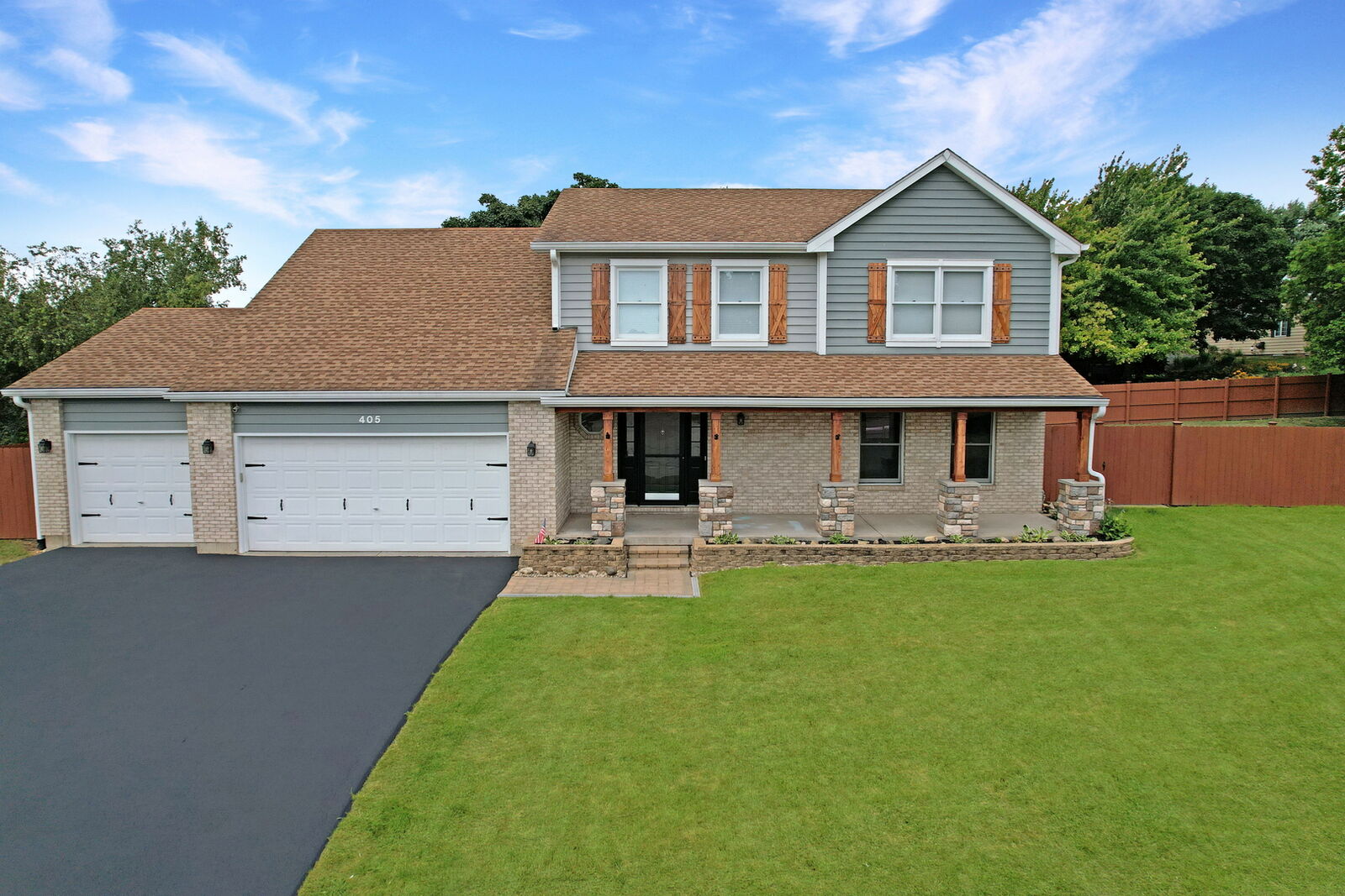 Property Photo:  405 Oakwood Street  IL 60560 