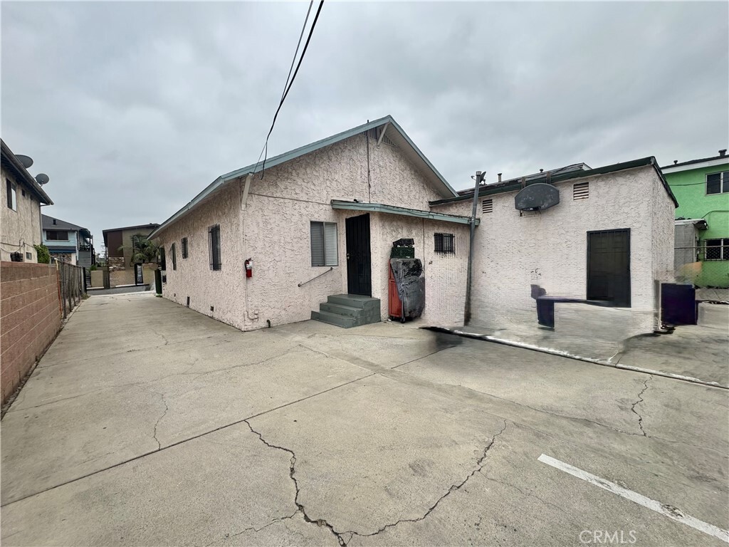 Property Photo:  1021 E 12th Street  CA 90813 