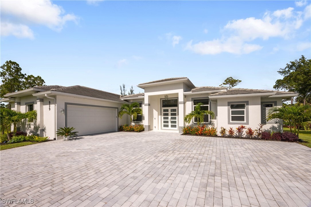 Property Photo: 909 8th Street SE FL 34117