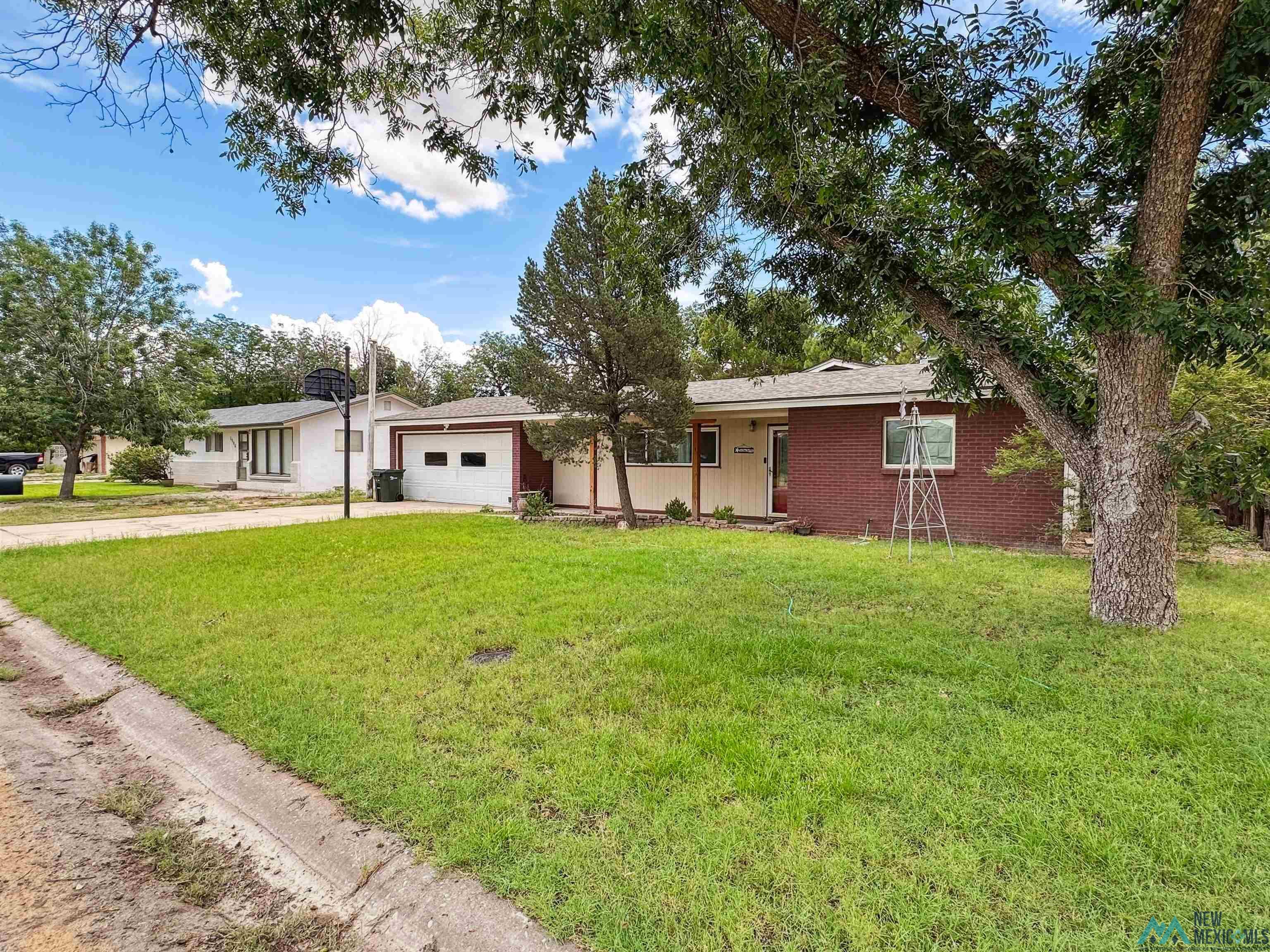 Property Photo:  1504 S Country Club Circle  NM 88220 