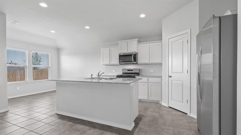 Property Photo: 425 Kaufman Drive TX 76020