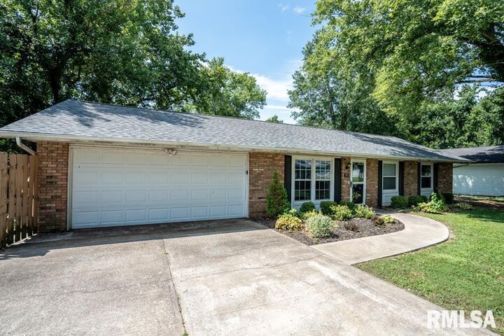 Property Photo:  1413 Sebring Way  IL 62901 