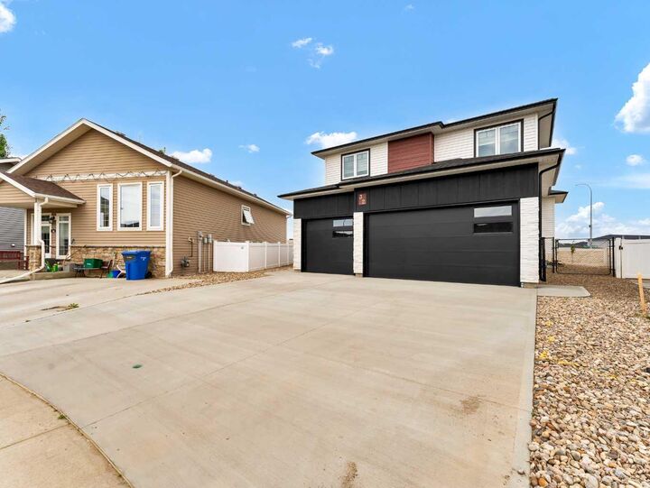Property Photo: 32 Somerside Way SE AB T1B 0M1